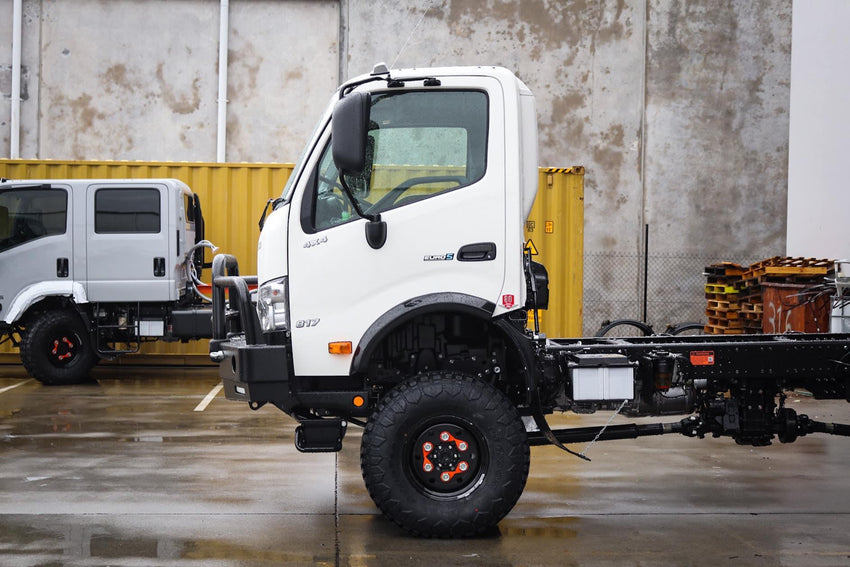 Hino 817 Winch Compatible Bull Bar Fitted With Low Beam Headlight Kit