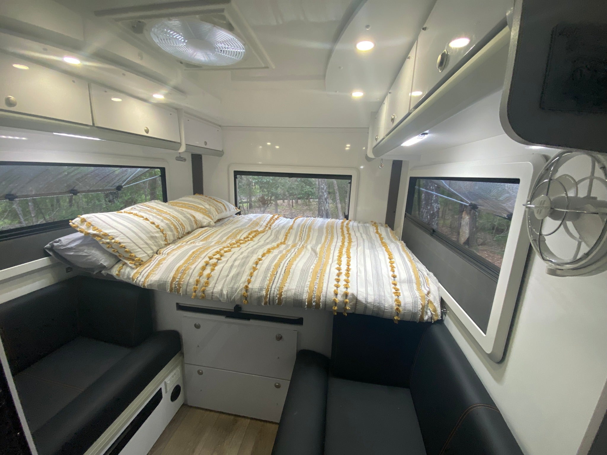 gx-90-isuzu-4x4-motorhome-interior