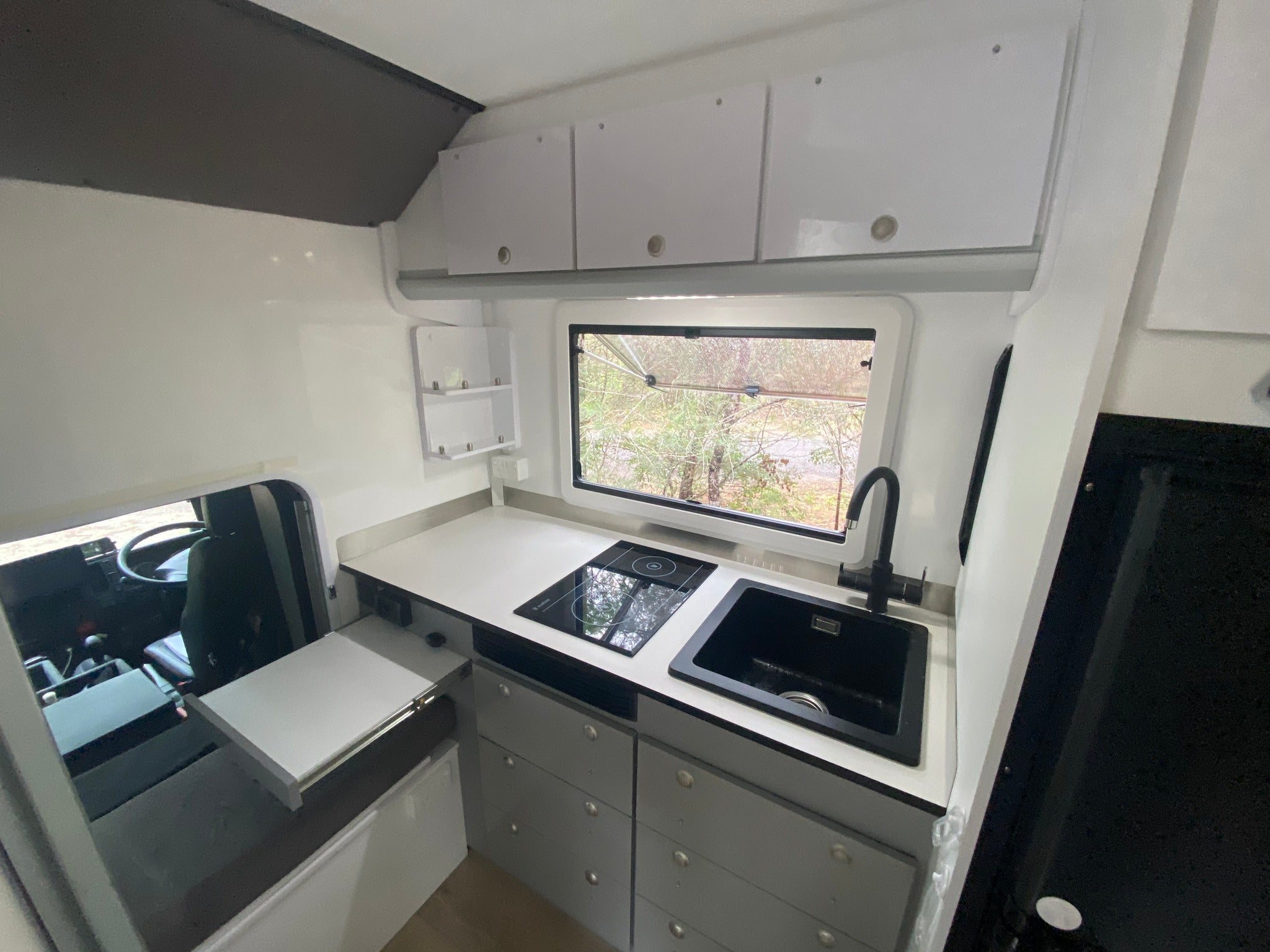 gx-90-isuzu-4x4-motorhome-kitchen-area